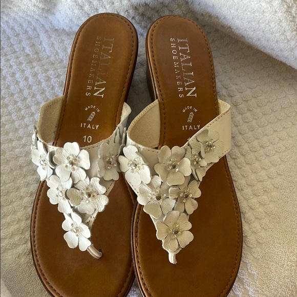 Italian Shoemakers Shoes - Italian Shoemakers White Floral Leather Thong Sandals
